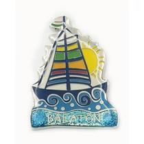 Fém mágnes kártyán ( Színes vitorlás, hullámok, Nap, Balaton felirat )