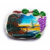Hűtőmágnes nagy poliszton ( Kőlap, Balatonfüred, szőlőfürt, vitorláshajók, hattyúk )