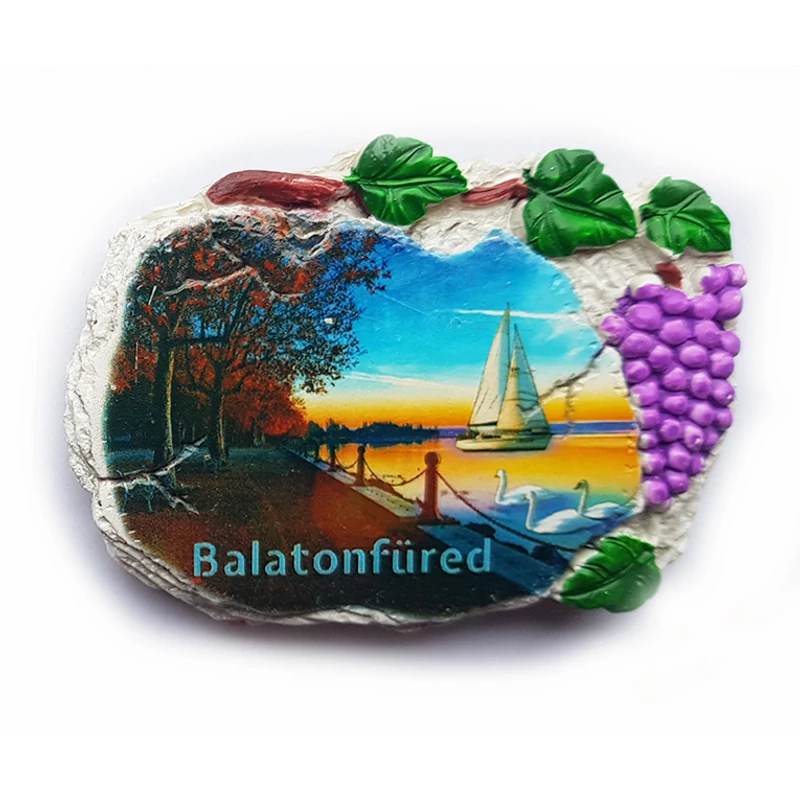 Hűtőmágnes nagy poliszton ( Kőlap, Balatonfüred, szőlőfürt, vitorláshajók, hattyúk )
